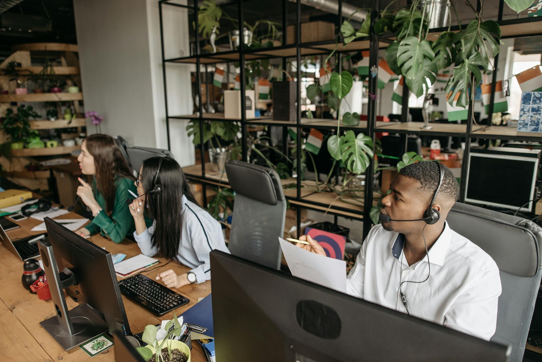 Ứng dụng CRM AI cho doanh nghiệp Việt Nam - API Tech giải pháp tăng chuyển đổi