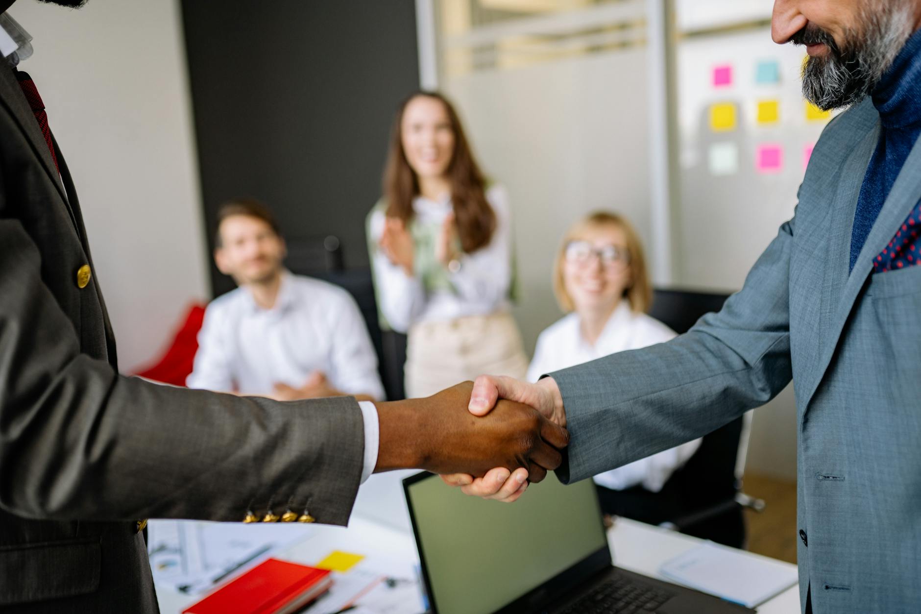Đội ngũ sales sử dụng AI để tăng tốc quy trình bán hàng